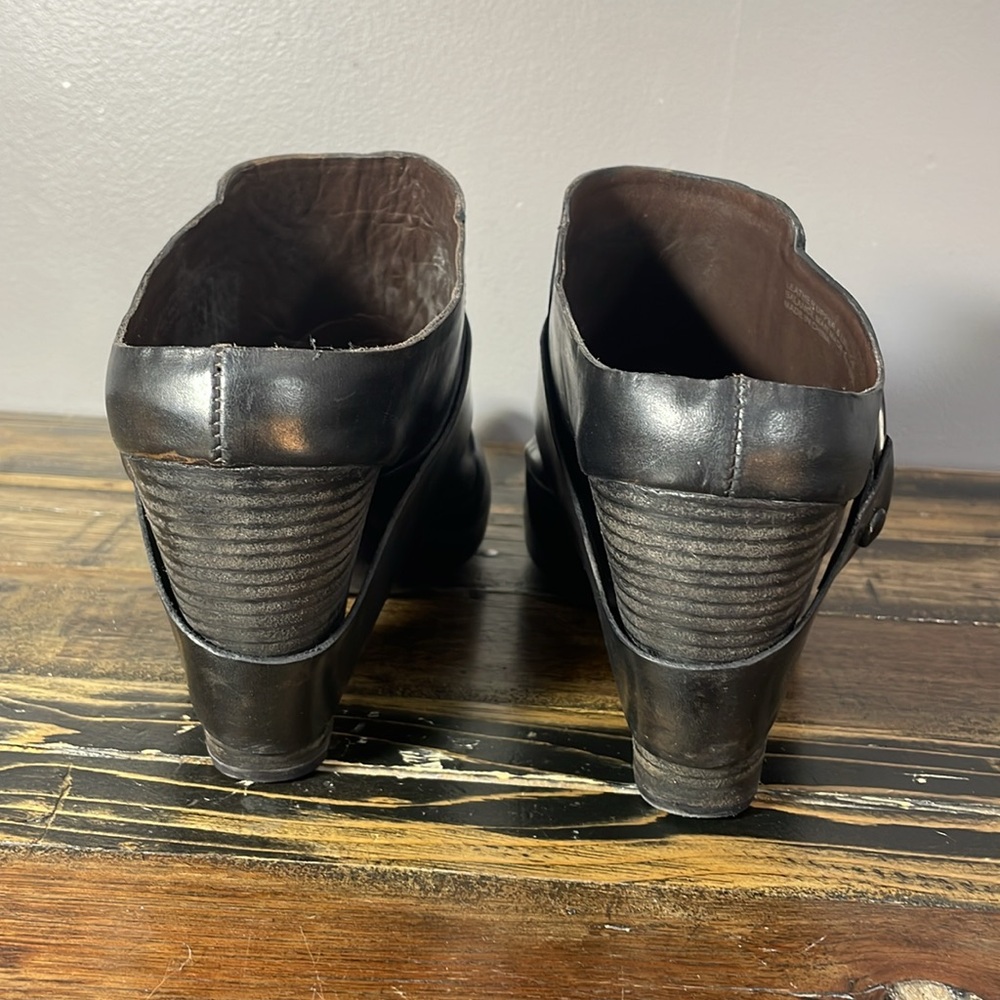 Kork-Ease clogs with wooden heel black size 11/43
Size 11 size 43 one tack gone - Picture 3 of 17